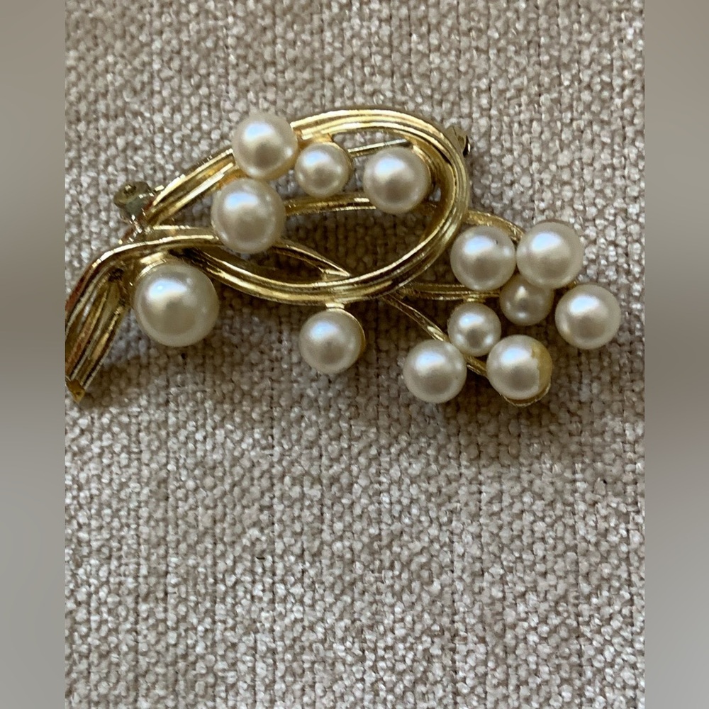 Coro Gold and Pearl Cluster Brooch